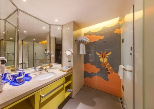 Giraffe Room-King Bed